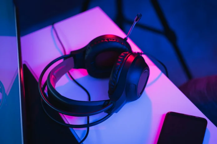 Headphones vs Earphones for Gaming