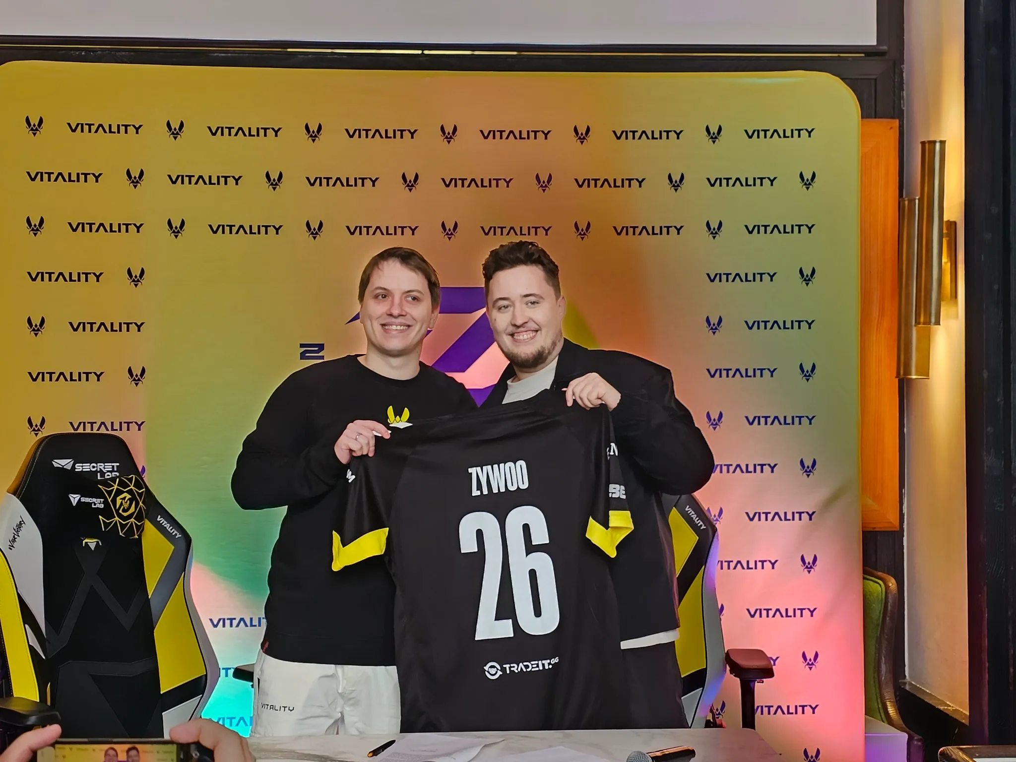 Photo of ZywOo surrounded by Vitality staff as he signs his new contract."